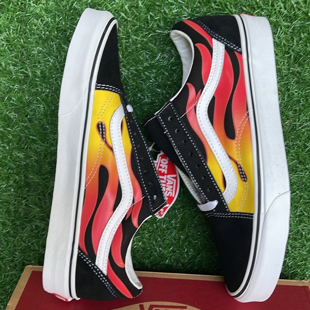 Vans Men’s Old Skool
(Flame) Black/Black/True White
VN0A38G1PHN
Sneakers - Picture 11 of 16